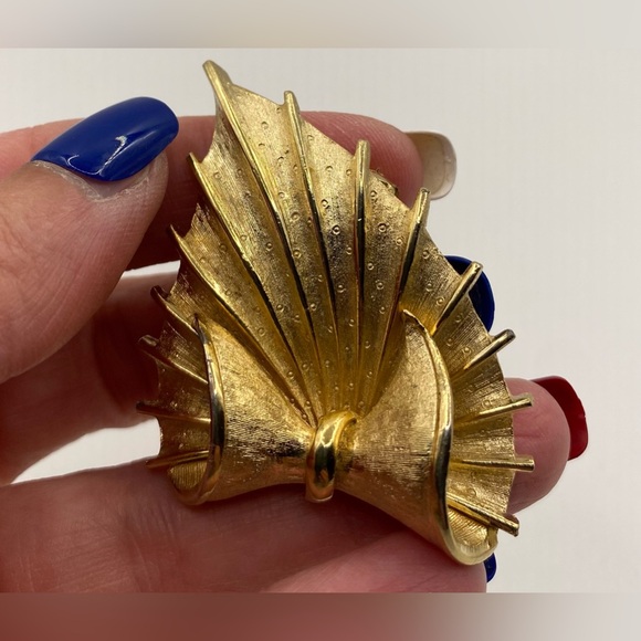 Coro Textured Curled Leaf Dimensional Optic Leaf Gold Tone Brooch Autumn Leaf - Picture 4 of 8